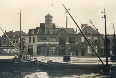 818391 Gezicht op de voorgevel van Van Rijn's Mosterd- en Azijnfabriek (Nieuwekade 9-12) te Utrecht.N.B. De fabriek ...